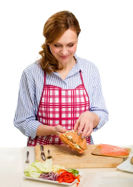 Gyönyörű felnőtt nő főzés a konyhában. — Stock Fotó