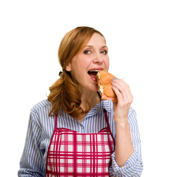 Mulher desfrutando de fatias de salmão no pão. No fundo branco . — Fotografia de Stock