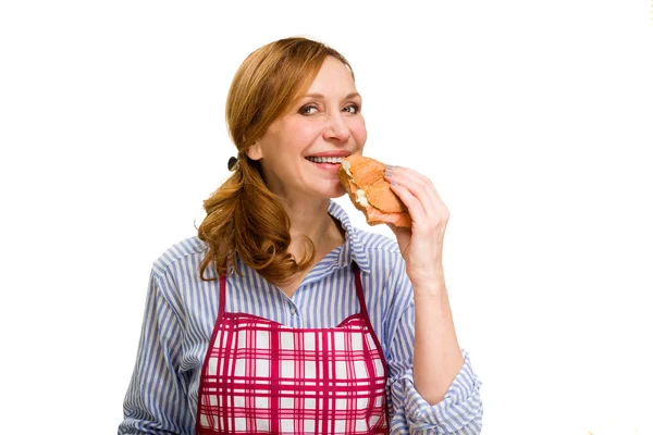 パンにサーモンのスライスを楽しんでいる女性。白い背景の上. — ストック写真
