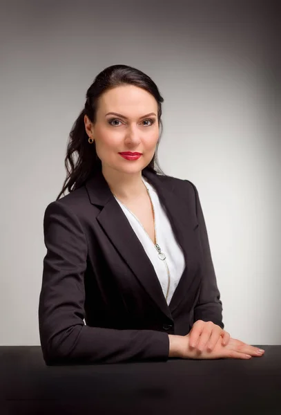 Portretul unei femei de afaceri minunate pe fundal gri — Fotografie, imagine de stoc