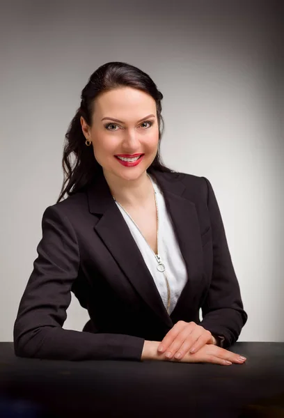 Retrato de mulher de negócios maravilhosa em fundo cinza — Fotografia de Stock