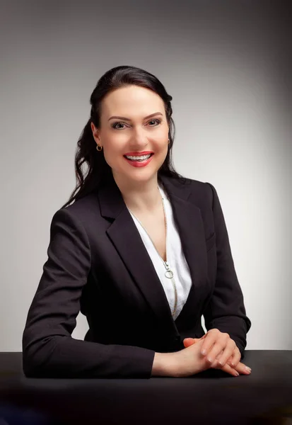 Portret van prachtige zakenvrouw op grijze achtergrond — Stockfoto