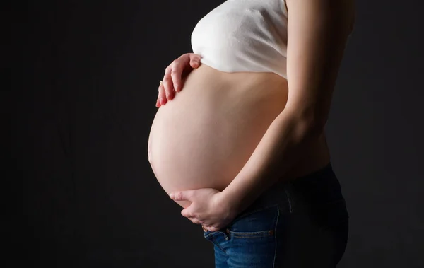 Mujer embarazada, madre embarazada sobre fondo negro , — Foto de Stock