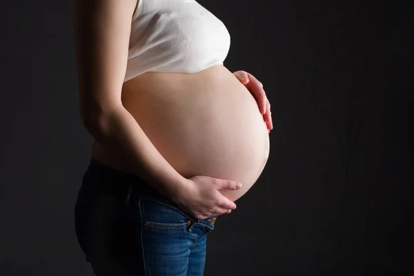 Mujer embarazada, madre embarazada sobre fondo negro , — Foto de Stock