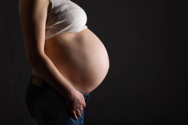 hamile kadın, siyah arka plan üzerinde hamile anne,