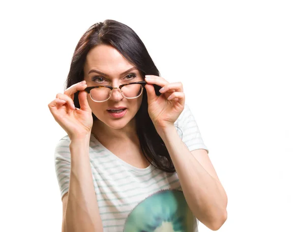Mulher com seus óculos levantados não pode ver — Fotografia de Stock