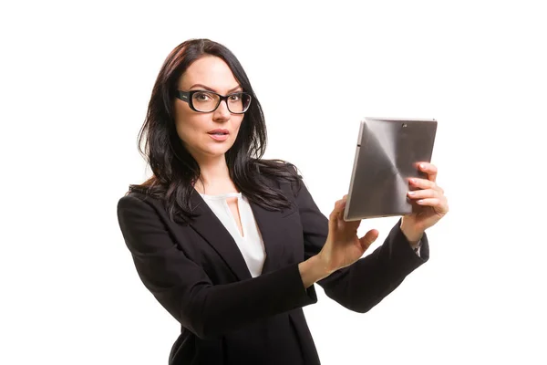 タブレットコンピュータを持つ眼鏡をかけたビジネスウーマンの肖像 — ストック写真
