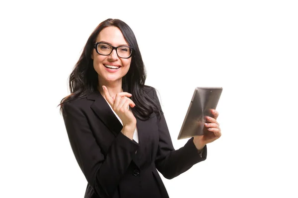 Retrato de mulher de negócios em óculos segurando tablet computador — Fotografia de Stock