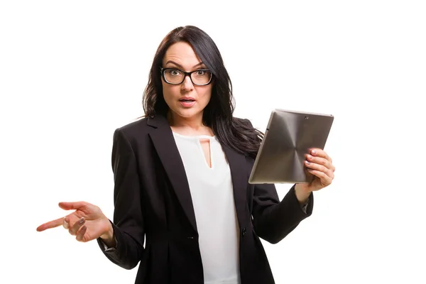 Portret kobiety biznesu w okularach posiadających tablet komputera — Zdjęcie stockowe