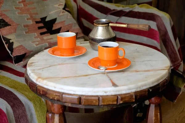 Mesa de centro romántica, dos tazas de café sobre una mesa de mármol . —  Fotos de Stock