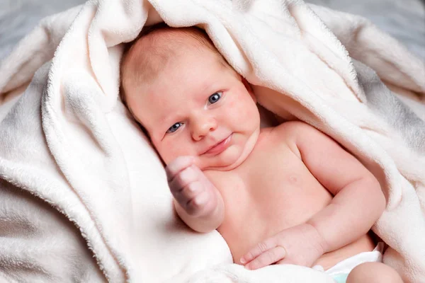 Здоровый новорожденный двухнедельный ребенок спит — стоковое фото