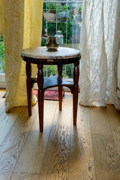 Romantyczny stolik kawowy, filiżanki kawy na marmurowym stole. — Zdjęcie stockowe