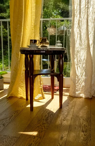 Mesa de café romântica, xícaras de café em uma mesa de mármore . — Fotografia de Stock