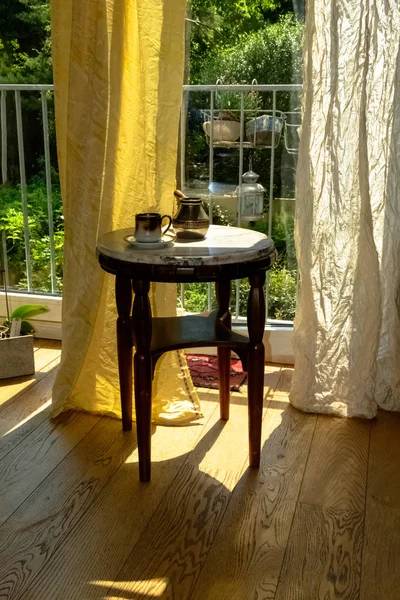 Mesa de café romântica, xícaras de café em uma mesa de mármore . — Fotografia de Stock