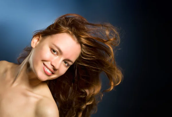 Retrato de moda de belleza. Mujer joven sobre fondo de pared azul. —  Fotos de Stock