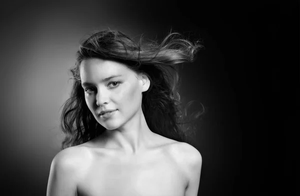 Krása módní portrétní portrét sebevědomé mladé ženy — Stock fotografie