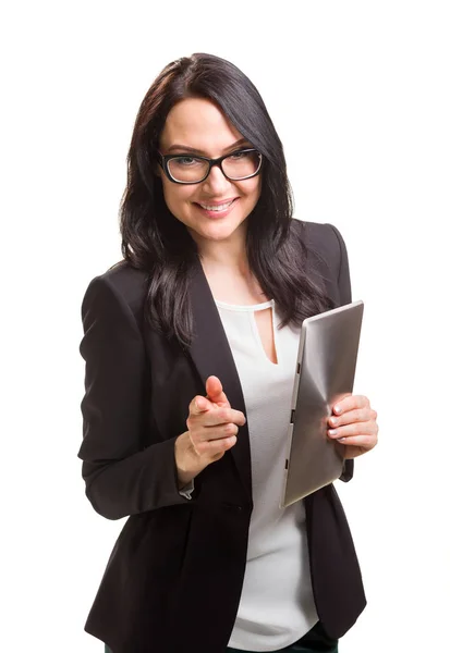 Portrait de femme d'affaires en lunettes tenant un ordinateur tablette — Photo