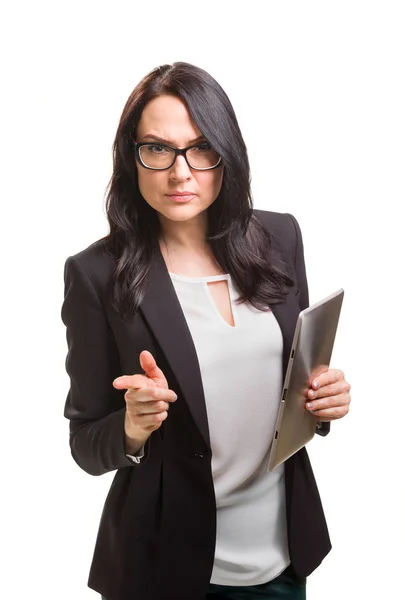 Retrato de mulher de negócios em óculos segurando tablet computador — Fotografia de Stock