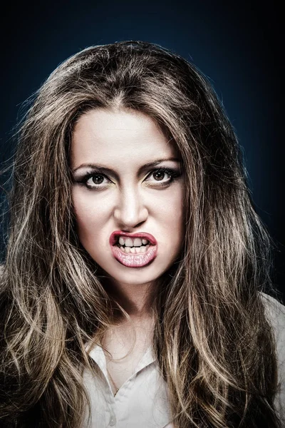 Retrato joven mujer enojada. Cara de emoción humana negativa — Foto de Stock