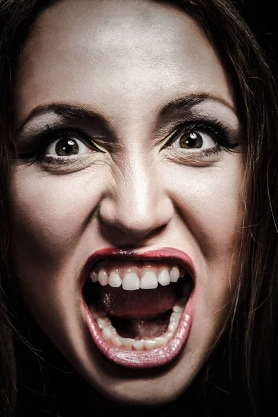 若い怒っている女性の肖像画。否定的な人間の感情の顔 — ストック写真