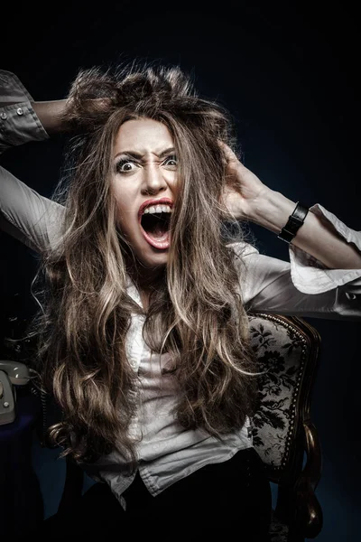 Portret młodej wściekłej kobiety. Negatywne ludzkie emocje — Zdjęcie stockowe