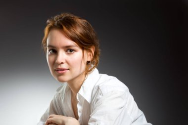 Güzellik moda portre. Gri duvar arka plan genç kadın.