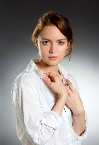 Retrato de moda de beleza. Jovem mulher no fundo da parede cinza . — Fotografia de Stock