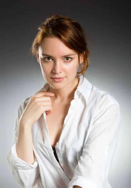 Schoonheid mode portret. Jonge vrouw op grijze muur achtergrond. — Stockfoto