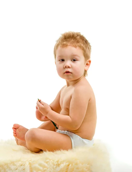 Bonito menino loiro, três anos, sentado em um fundo branco . — Fotografia de Stock