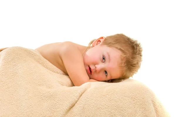 Süßer kleiner blonder Junge, drei Jahre alt, sitzt auf weißem Hintergrund. — Stockfoto