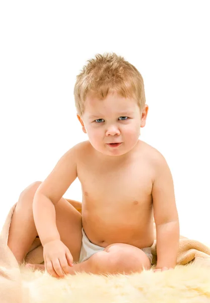 Lindo niño rubio, de tres años, sentado sobre un fondo blanco . — Foto de Stock