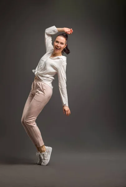 Jong en mooi danser poseren in studio op gekleurde achtergrond — Stockfoto