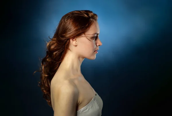 Retrato de moda de belleza. Mujer joven sobre fondo de pared azul. — Foto de Stock