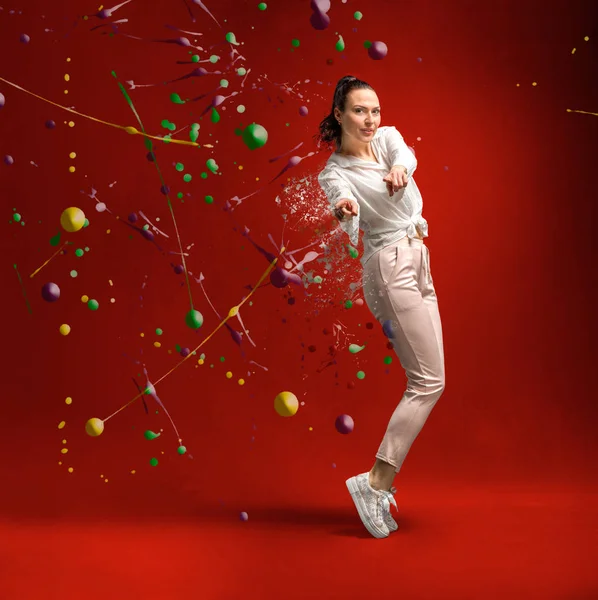 Jeune et belle danseuse posant en studio à fond coloré — Photo