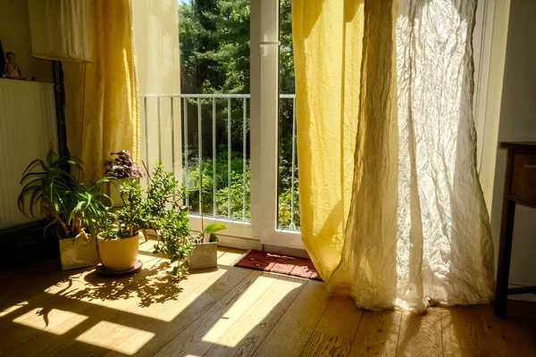 Vintage retro estilo interior de diseño de la habitación. Acogedores muebles cómodos elegante silla rica . — Foto de Stock