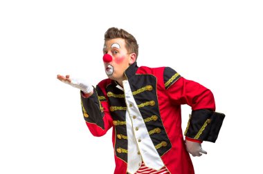 Gülümseyen neşeli yüzlü komik bir palyaço.