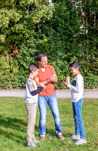 Father and teenage children in walking the park — Stock Photo, Image
