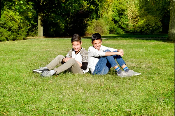 Mère et les enfants adolescents dans la marche du parc — Photo