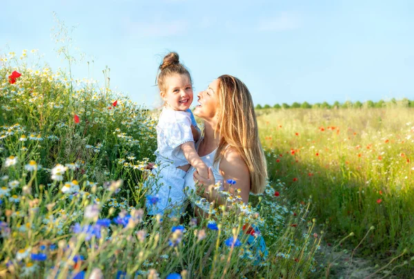 Anya és a csinos kislánya egy nyári réten. — Stock Fotó
