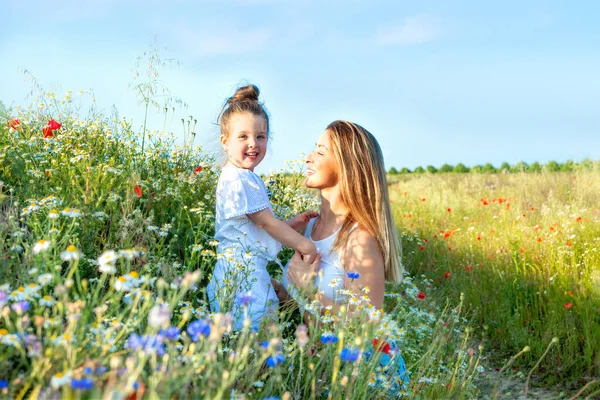 Anya és a csinos kislánya egy nyári réten. — Stock Fotó