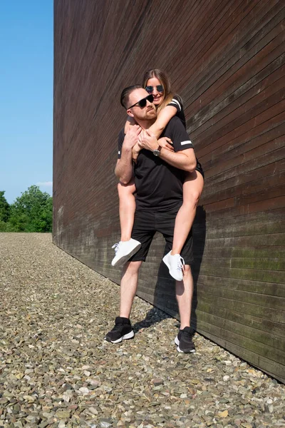 Porträt eines stilbewussten jungen Paares mit Sonnenbrille — Stockfoto