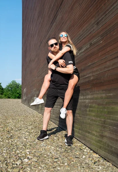 Porträt eines stilbewussten jungen Paares mit Sonnenbrille — Stockfoto