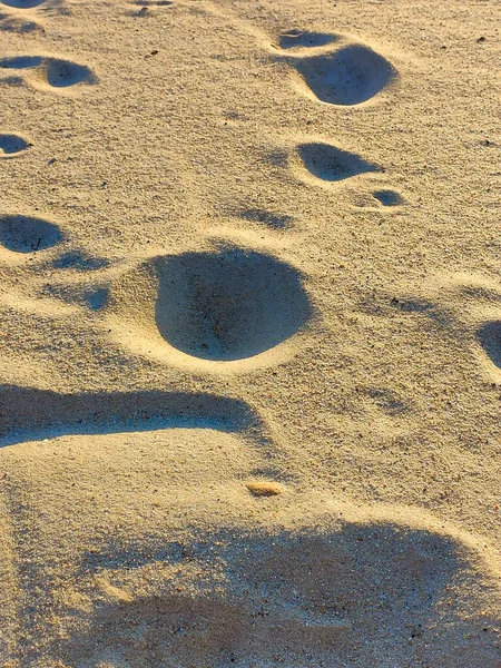 Písečná duna pod zapadajícím sluncem. — Stock fotografie