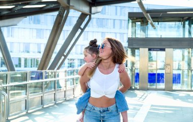 Annesi ve güzel küçük kızı. Sokak sahnesi.