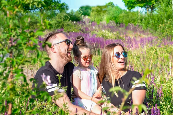 Mamá, papá e hija pequeña. Familia feliz en el paseo. — Foto de Stock