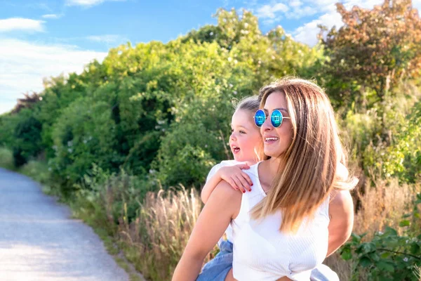 Máma a její krásná dcerka na letní louce — Stock fotografie