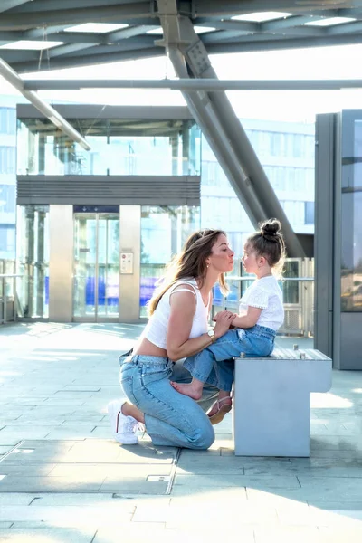 Mamá y su preciosa hijita. Escena callejera. — Foto de Stock