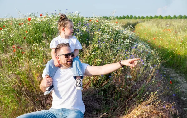 Táta a její krásná dcerka na letní louce — Stock fotografie