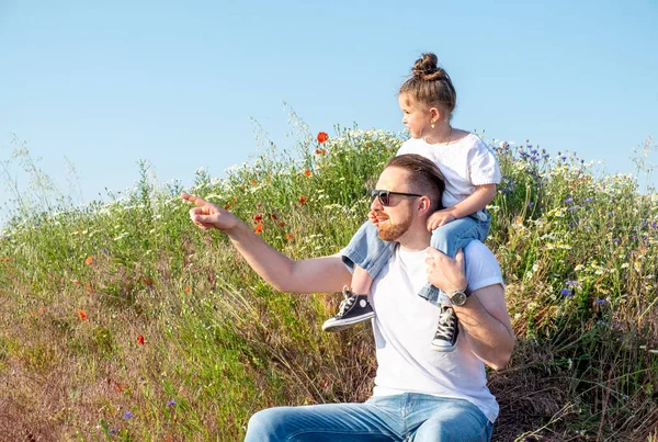 Papá y su preciosa hijita en un prado de verano — Foto de Stock