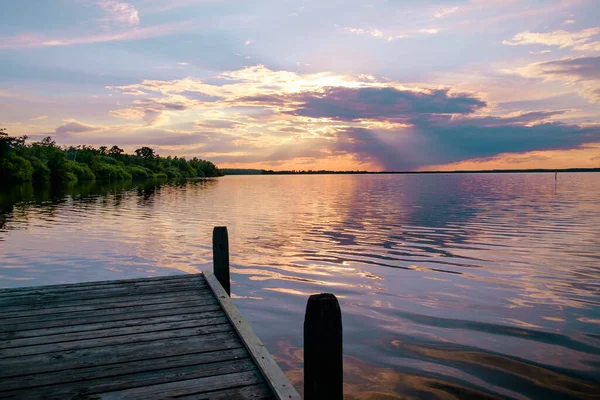 Beau coucher de soleil romantique sur un lac calme — Photo